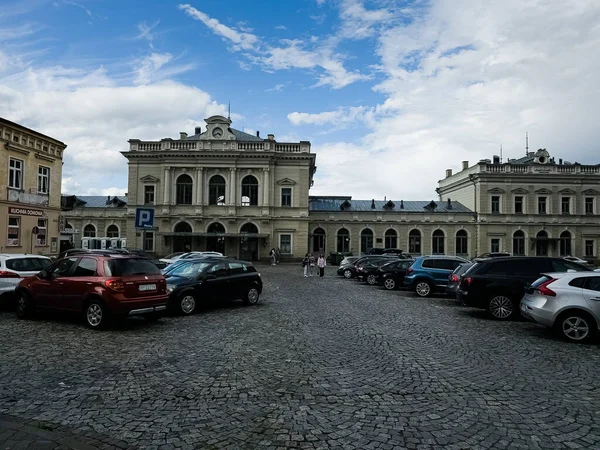 Przemysl, Polonya - 08.08.2023: Doğu Polonya 'nın eski bir kasabası ve popüler bir turizm merkezi olan Przemysl' deki tren istasyonu binası.