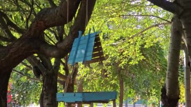 Şehir parkındaki kuşlar için besleyiciler. Hayvanlara yardım etme kavramı.