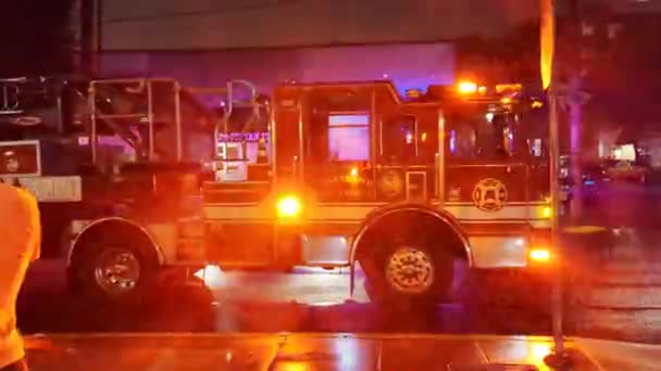 Портленд Штат Орегон Сша 2023 Пожежна Машина Блимаючими Вогнями Вночі — стокове відео
