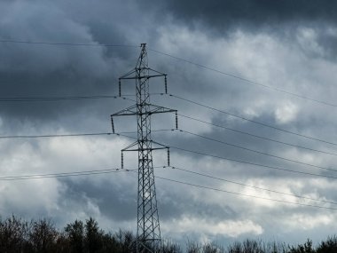 Arka planda yüksek voltaj kuleleri var. Aktarım hattı kulesi.