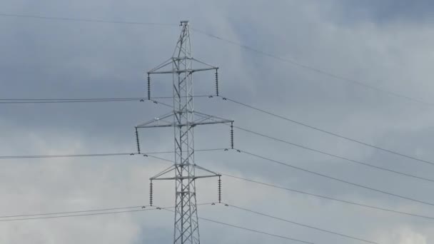 空の背景にある高圧タワー トランスミッションラインタワー — ストック動画
