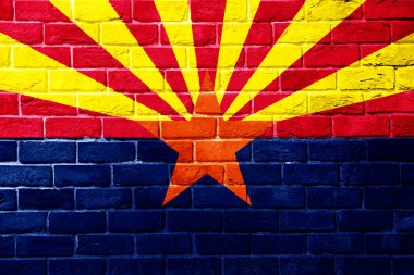 Arizona Eyaleti bayrağı dokulu bir arka planda. Kavram kolajı.