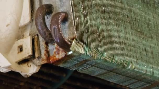 古い汚れたエアコンの屋内ユニットのラジエーターは 銅チューブとプレートと水滴とクローズアップ — ストック動画