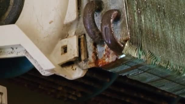 古い汚れたエアコンの屋内ユニットのラジエーターは 銅チューブとプレートと水滴とクローズアップ — ストック動画
