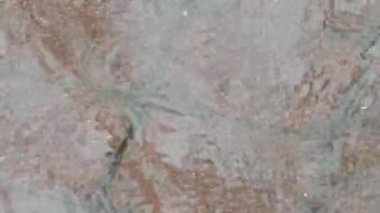 Şehirde yağmur yağıyor. Sonbahar. Kaldırıma yağmur damlaları düşüyor. Yağmur damlalarından sudaki daireler.