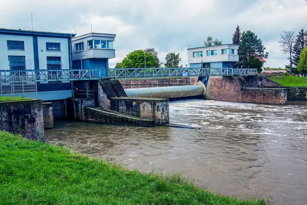 Slovakya 'daki Nitra şehrinde küçük bir hidroelektrik santrali..