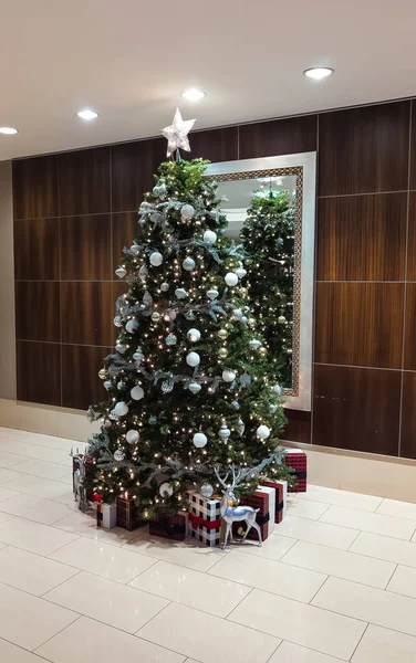 Large Beautiful New Year Tree Gifts Lobby Hotel Washington — Stock Photo, Image