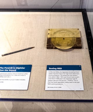 Washington, DC, ABD - 12.15.2023: Ulusal Kriptoloji Müzesi Sergisi.