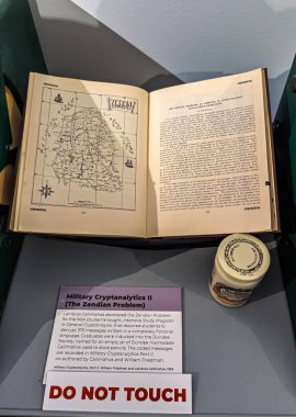 Washington, DC, ABD - 12.15.2023: Ulusal Kriptoloji Müzesi Sergisi.