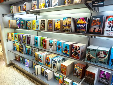 Washington, DC, ABD - 12.15.2023: Washington Uluslararası Casus Müzesi mağazasında casusluk malları tezgahı