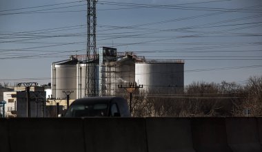 Bratislava, Slovakya - 01.12.2024: Petrol rafinerisi. Gökyüzüne karşı dumanlı bir boru.