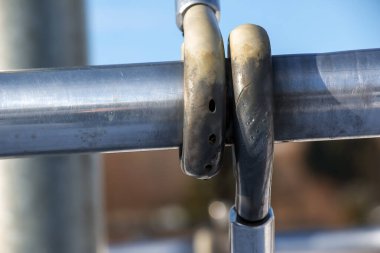 Avusturya 'da Traunsee Gölü kıyısında kışın bir çocuk parkının tasarım unsurları..