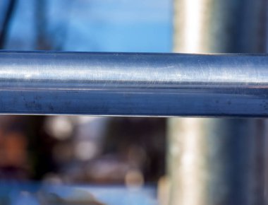 Avusturya 'da Traunsee Gölü kıyısında kışın bir çocuk parkının tasarım unsurları..