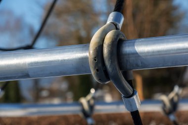 Avusturya 'da Traunsee Gölü kıyısında kışın bir çocuk parkının tasarım unsurları..