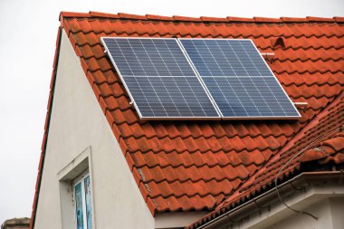 Çatıdaki güneş panelleri. Çevre ve teknoloji kavramları.