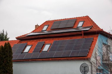 Çatıdaki güneş panelleri. Çevre ve teknoloji kavramları.