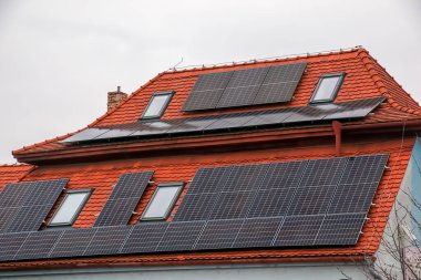 Çatıdaki güneş panelleri. Çevre ve teknoloji kavramları.