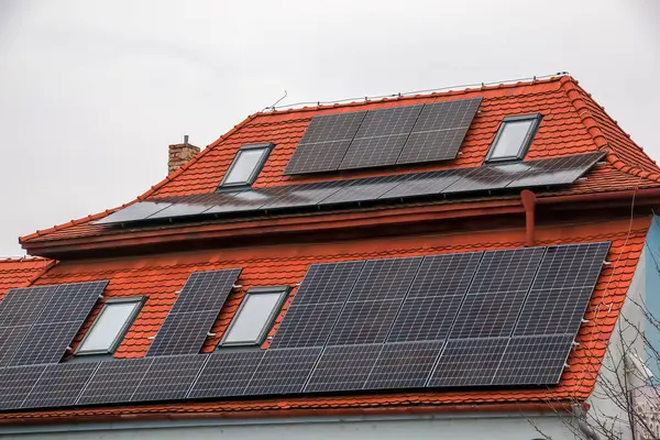 Çatıdaki güneş panelleri. Çevre ve teknoloji kavramları.