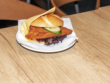 Hamburger, salata, peynir ve pirzola..