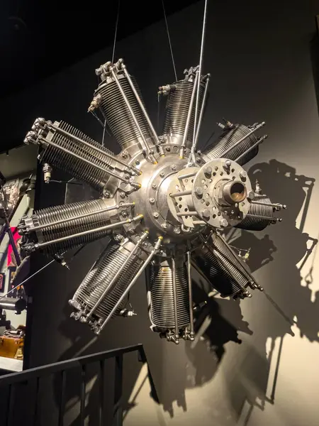 Birinci Dünya Savaşı 'ndan kalma döner piston uçak motoru..