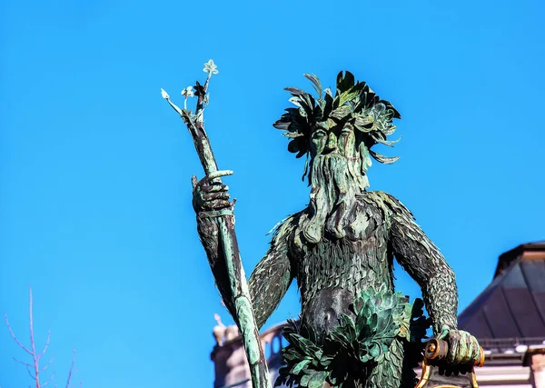 Avusturya 'nın Salzburg kentindeki Grosses Festspielhaus yakınlarındaki Wilder Mann Wild Man heykeli.