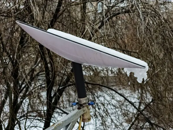 スターリンクサテライトディッシュ 冬の雪の中でSpacexが運営するインターネット星座 — ストック写真