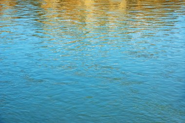 Salzach nehrinin su yüzeyinin arka planı. Bir dağ nehrinin su dokusu.
