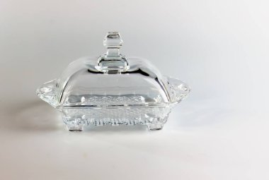 Beyaz arka planı olan şeffaf cam margarin tutacağı.