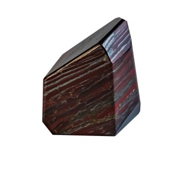 Cilalanmış yaspilite beyaz arka planda izole edilmiş. Ukrayna 'daki Krivoy Rog yatağının taconit Jasper Jaspillite taşına yakın plan..