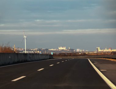 Viyana 'dan Bratislava' ya giden yol. Bratislava Panoraması ufukta.