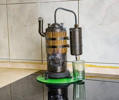 Mini bir içki imalathanesinde ahşap kullanarak şarap damıtma işlemi. Ses 400 ml..