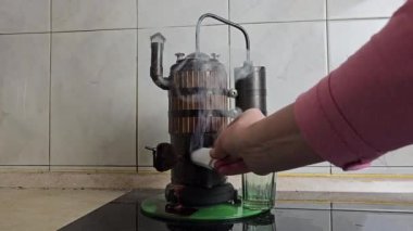 Mini bir içki imalathanesinde ahşap kullanarak şarap damıtma işlemi. Ses 400 ml..