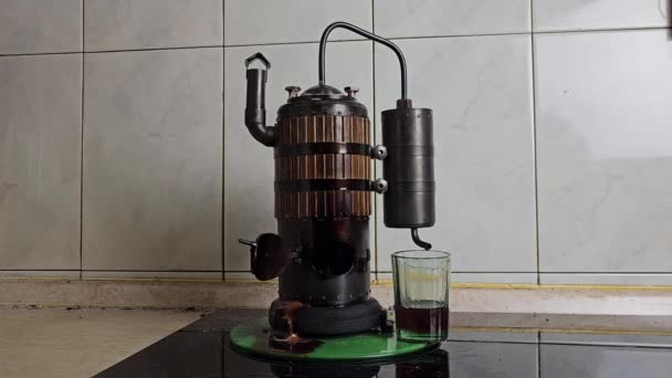 Processo Destilação Vinho Uma Mini Destilaria Usando Madeira Volume 400 — Vídeo de Stock