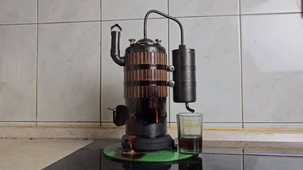 Mini Bir Içki Imalathanesinde Ahşap Kullanarak Şarap Damıtma Işlemi Ses — Stok video
