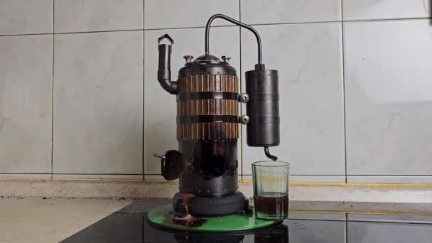用木柴在小型酿酒厂蒸馏葡萄酒的过程 400毫升 — 图库视频影像