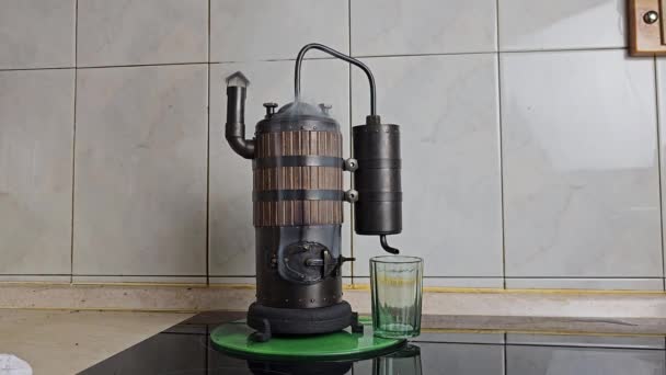 Proces Destilace Vína Mini Lihovaru Použití Dřeva Objem 400 — Stock video