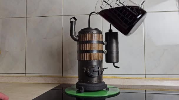 Διαδικασία Απόσταξης Κρασιού Μίνι Αποστακτήριο Χρήση Ξύλου Όγκος 400 — Αρχείο Βίντεο