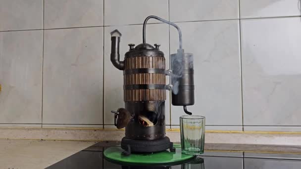 Der Prozess Der Destillation Von Wein Einer Minibrennerei Mit Holz — Stockvideo