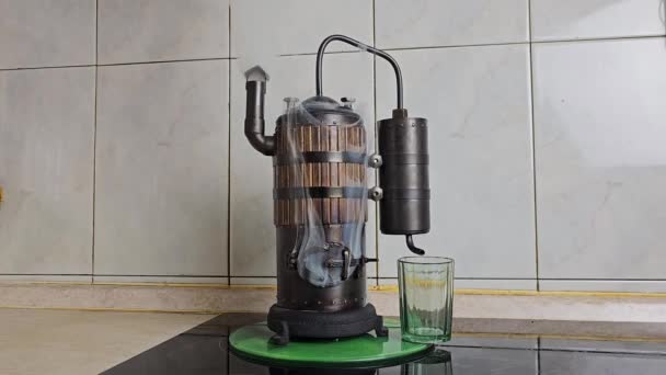 Proces Destilace Vína Mini Lihovaru Použití Dřeva Objem 400 — Stock video