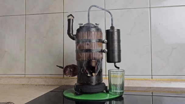 Processo Distillazione Del Vino Una Mini Distilleria Utilizzando Legno Volume — Video Stock