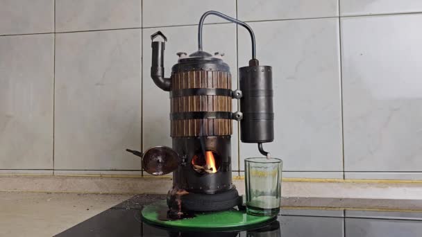 Proceso Destilación Del Vino Una Mini Destilería Utilizando Madera Volumen — Vídeo de stock