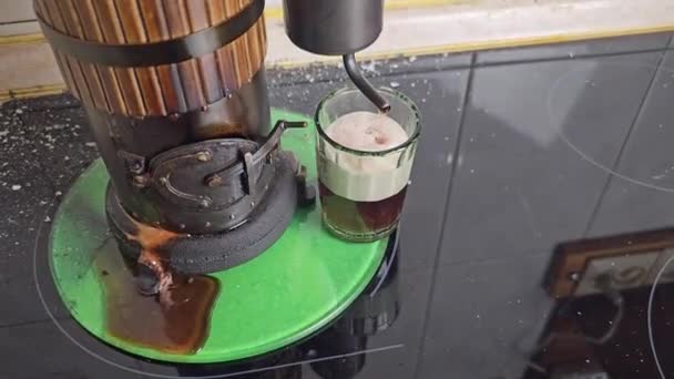 Der Prozess Der Destillation Von Wein Einer Minibrennerei Mit Holz — Stockvideo