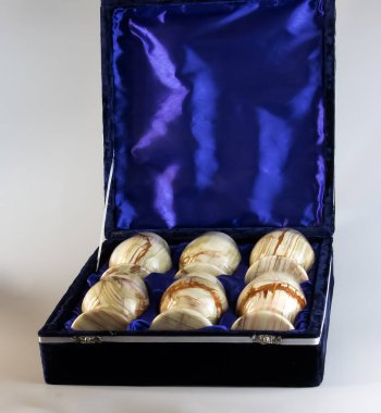 Beyaz arka planda izole edilmiş mavi bir hediye kutusunda altı oknyx gözlüğü.