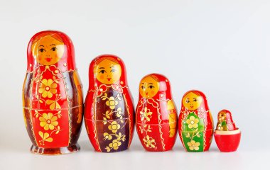Matrioshka, beyaz arka planda bir Rus tahta bebeği.