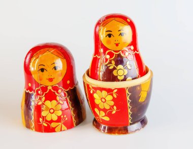 Matrioshka, beyaz arka planda bir Rus tahta bebeği.