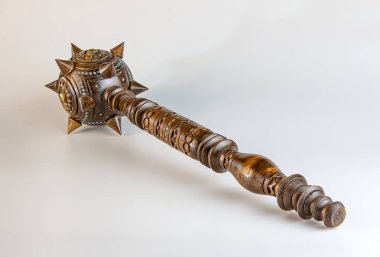 Beyaz arka planda duran Hetman 's Mace' ten bir hatıra. Ukrayna.