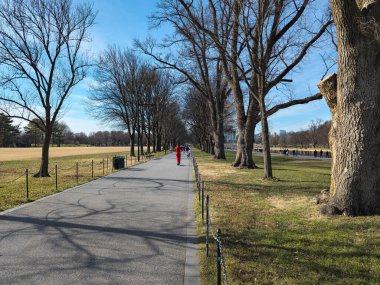 WASHINGTON, DC, ABD -12.16.2023: Yansıtma havuzu boyunca Lincoln Anıtı 'na giden yol