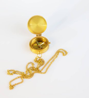 Beyaz zemin üzerinde bronz bir pusula.