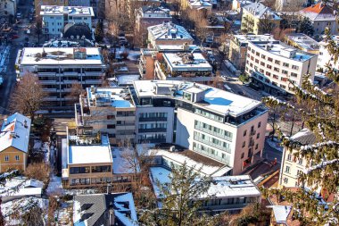 Salzburg, Avusturya - 01.13.2024: Festung dağından tarihi Salzburg kentinin kışın manzarası, Salzburg Land.