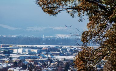 Salzburg, Avusturya - 01.13.2024: Uçak Salzburg üzerinde alçaktan uçuyor